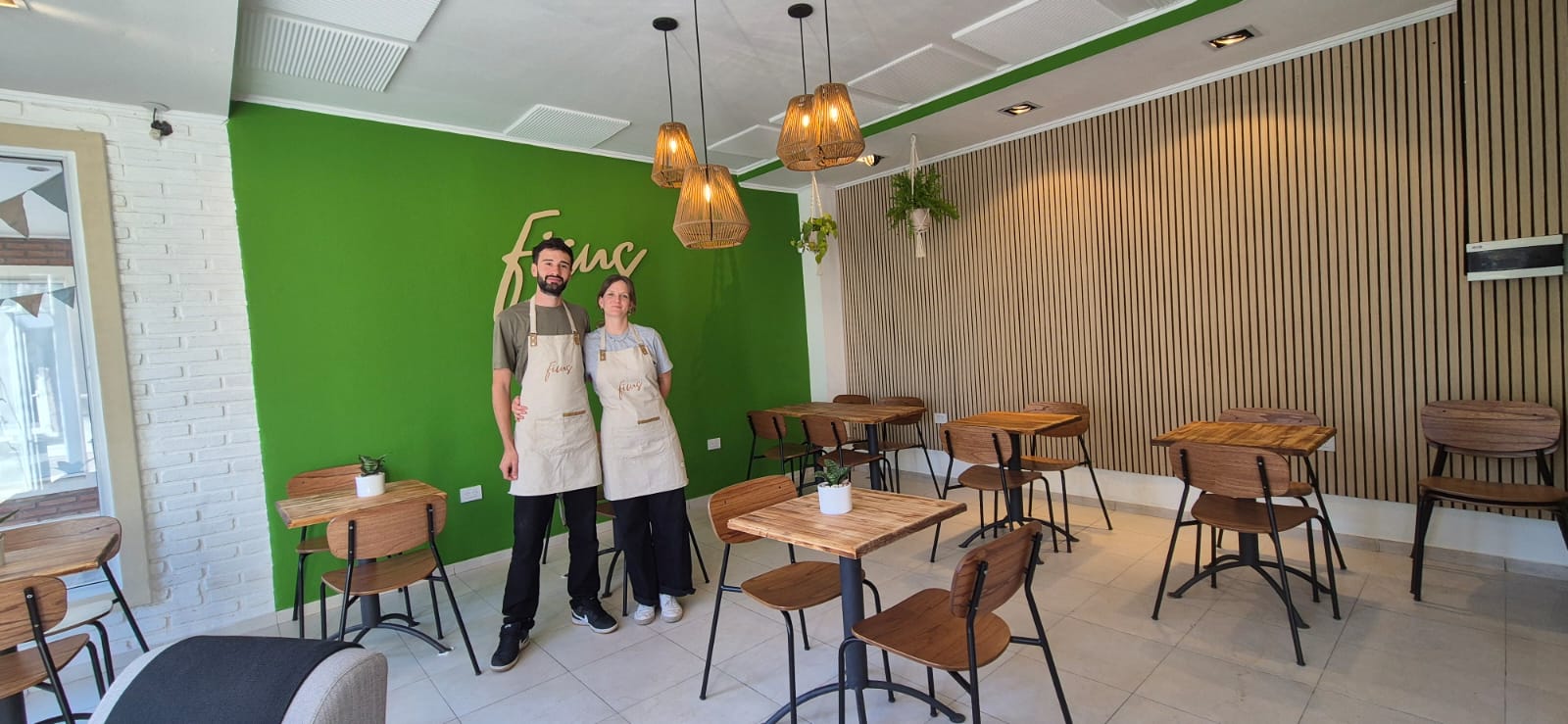 Viajaba por el mundo, se enamoró de una alemana y juntos eligieron Funes para abrir su cafetería boutique
